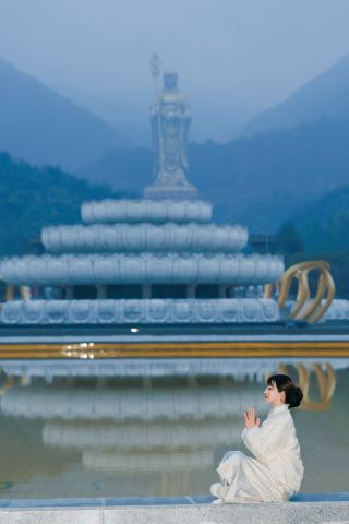 A hidden gem hotel at the foot of Jiuhua Mountain, where you can see the Buddha statue from your room balcony.