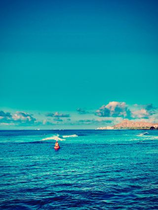 【ค่ำคืนแห่งฟุตบอล】สนามหญ้าริมหาด Hanalei Bay เกาะ Kauai 《ฉายภาพ "สายรุ้งและลูกไซด์โค้ง" ข้างเรือแคนูตาฮิติ》