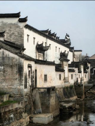 # 探秘旌德朱旺村 | 九井十三橋的千年智慧與徽派之美  一條清澈的小河靜靜流淌在朱旺村中央，兩岸井