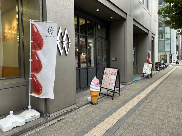 北海道・札幌。『SHIRAYUKI(白雪)』の北海道牛乳100%使用。赤いナプキンに包まれたソフトクリーム。 