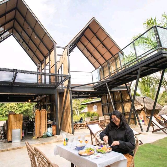 นอนพักผ่อนกลางสวนปาล์ม 
บรรยากาศสงบ SeaSky
