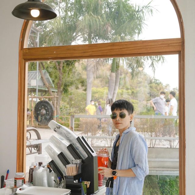 W STORY คาเฟ่สไตล์มินิมอลขาวคลีนโซคิ้วท์
