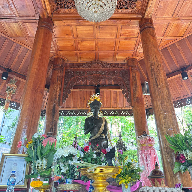 "ถ้าไม่รักจริง อย่าอธิษฐาน" ณ วัดโลกโมฬี📍