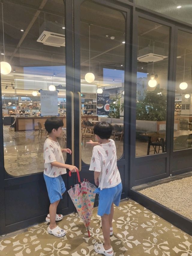 그로서리스토어 겸 카페인 공간