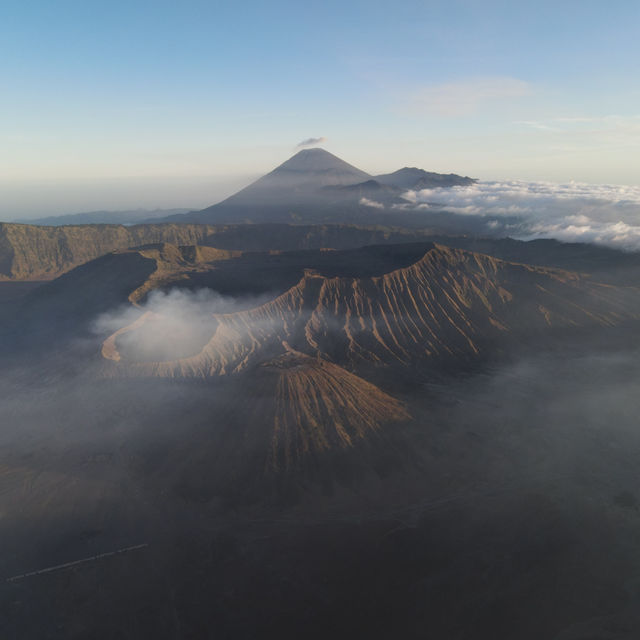 Indonesia 🇮🇩 | Bromo Volcano - The otherworldly landscape resembling the surface of the moon 🌋 