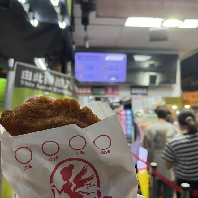 紙盒裡的炸物拼盤，有雞塊與脆薯
