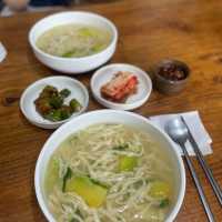 센과 치히로 칼국수집