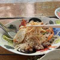 ก๋วยเตี๋ยวส้มตำ แปลกแต่อร่อย ในเรือนแพ ริมคลอง