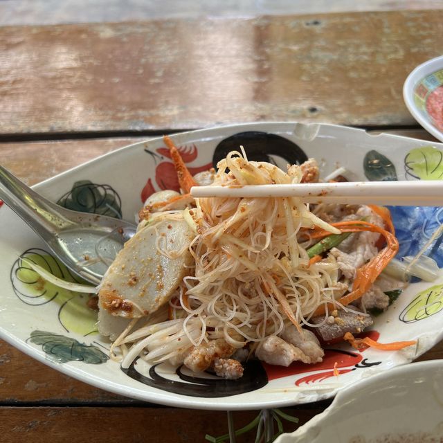 ก๋วยเตี๋ยวส้มตำ แปลกแต่อร่อย ในเรือนแพ ริมคลอง