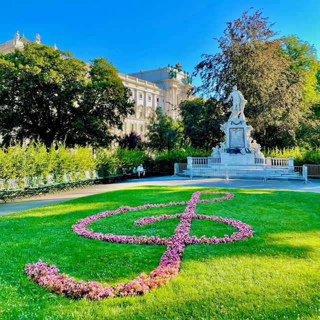 Meet famous musicians in Vienna Stadtpark