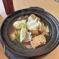 Dry and soup bak kut teh, traditional setting