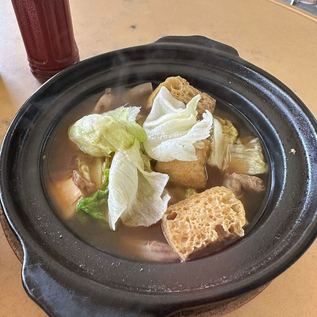 Dry and soup bak kut teh, traditional setting