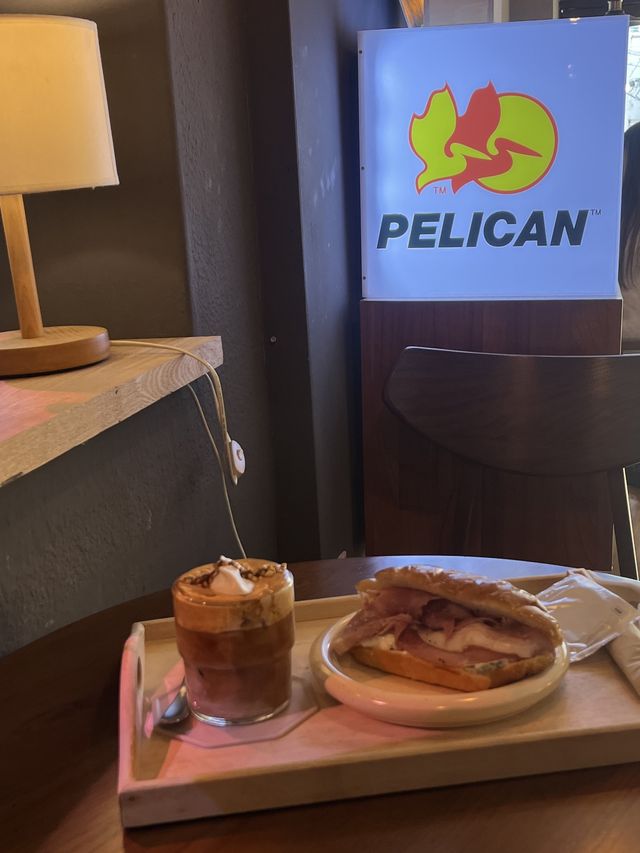캠핑 감성이 물씬 느껴지는 서울 상수 펠리칸 카페