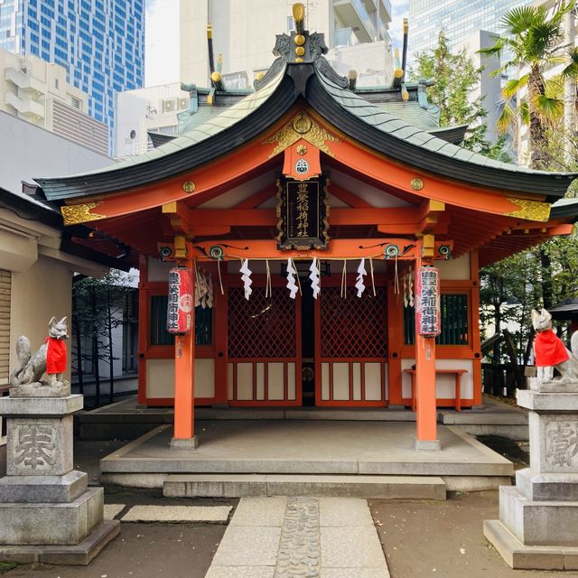 鳥居が鮮やか - 豊栄稲荷神社 -