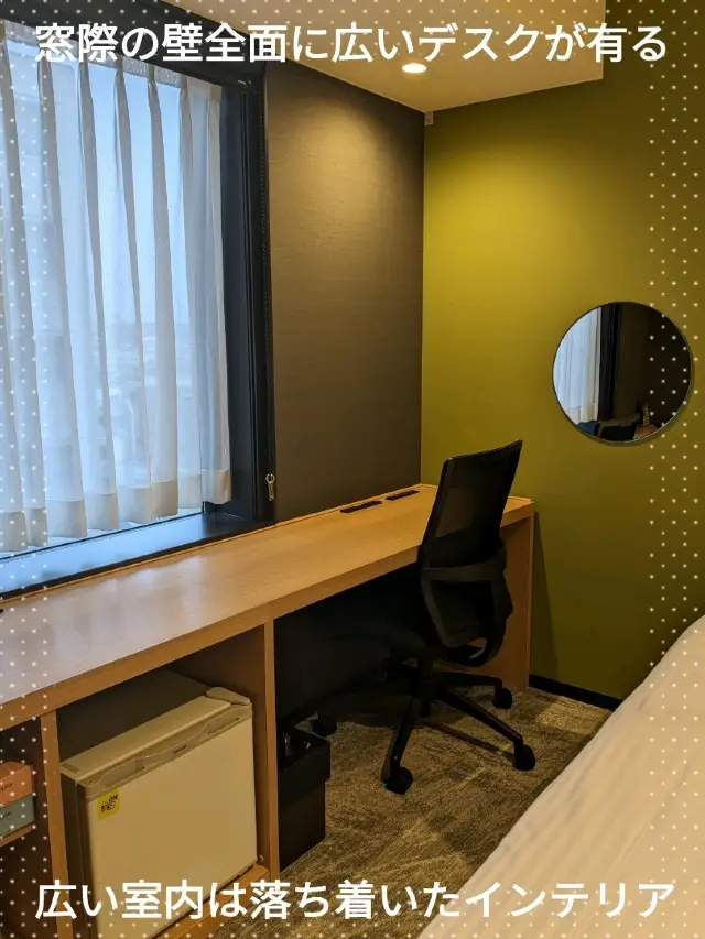 The One Five Kyoto Shijo 広々とした室内の窓際の壁全面のデスク