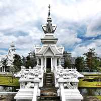 Majestic White Temple at Vhiang Rai 
