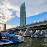 ถ่ายรูปเล่นกันที่สะพานพุทธ