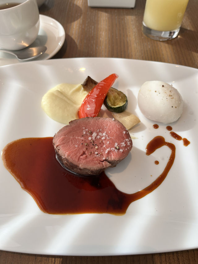 朝からステーキ！？クラブラウンジの豪華な朝食