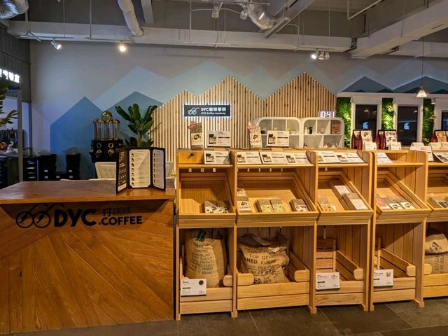 台南-圖書館內的烘豆實驗室：DYC.Coffee 打咖啡