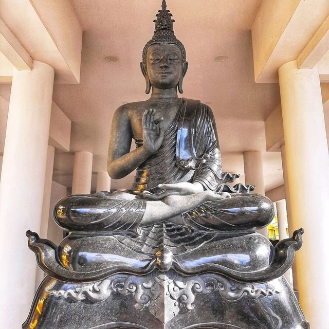 ชมสถาปัตยกรรม ศิลปะที่แฝงธรรมะ ณ วัดร่องขุ่น
