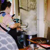 ข้าวซอยไก่ น้ำเงี้ยว ป้าศรีไว