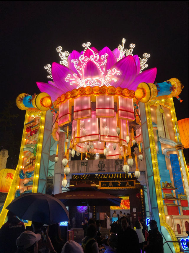 Bright Lights Along Nanjing’s Pedestrian Street 🇨🇳