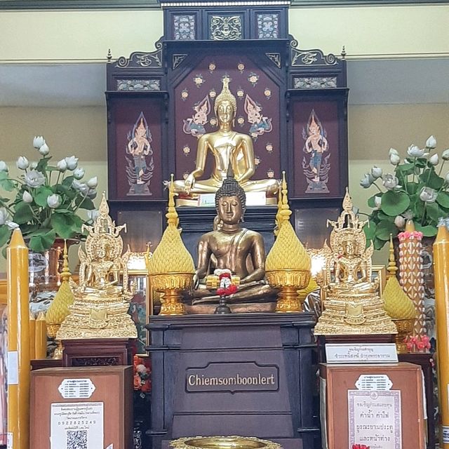 สักการะพระพุทธมหาจักรพรรดิ ณ วัดนางนองวรวิหาร