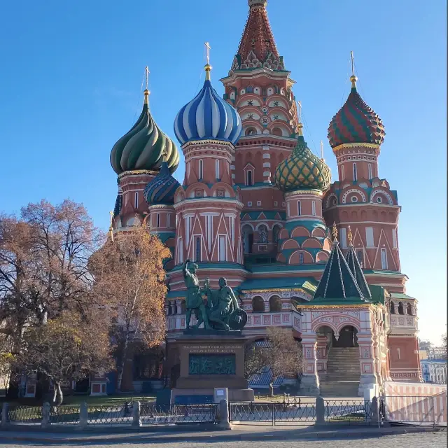 มหาวิหารเซนต์บาซิล: อัญมณีสีสันแห่งศรัทธาและประวัติศาสตร์ของมอสโก
