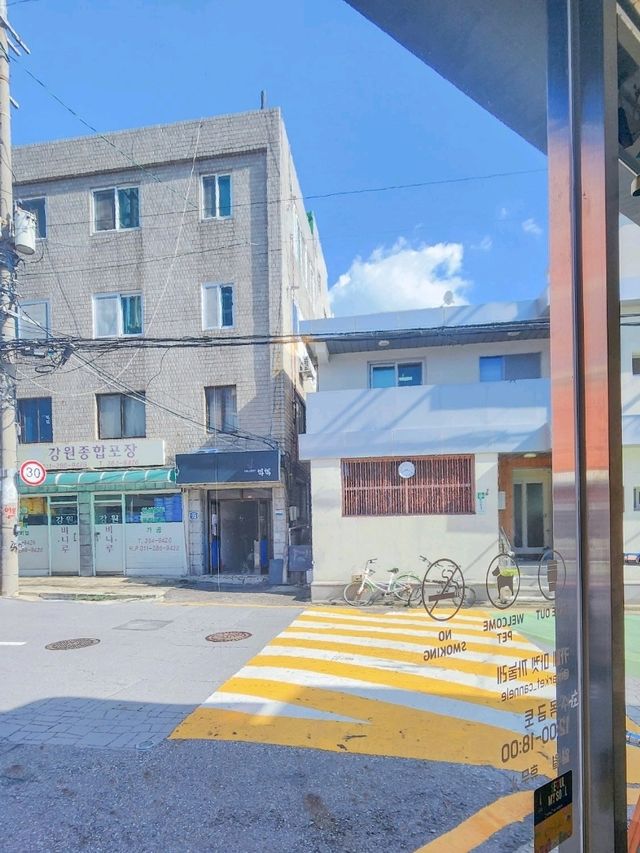 쫀득한 까눌레와 달달한 커피를 즐길 수 있는 < 마켓까눌레 >