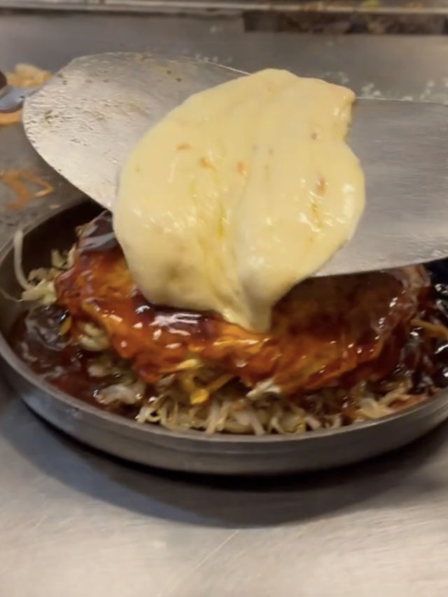【福岡グルメ】目の前で焼かれる熱々お好み焼きが絶品🥢