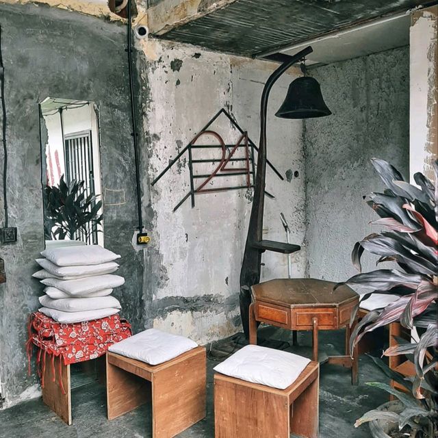 THIS COFFEE SHOP OWNED BY MARIO LAWALATA FEATURES AN "UNFINISHED" CONCEPT FOR ITS DESIGN