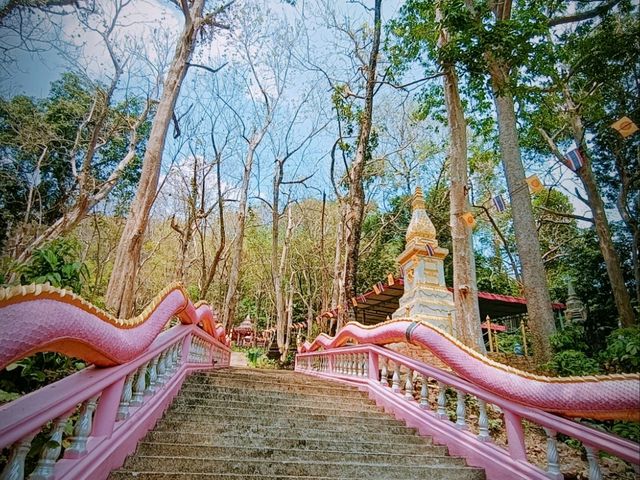 วัดเขาทุเรียน(วัด)สีชมพู  จ.นครนายก