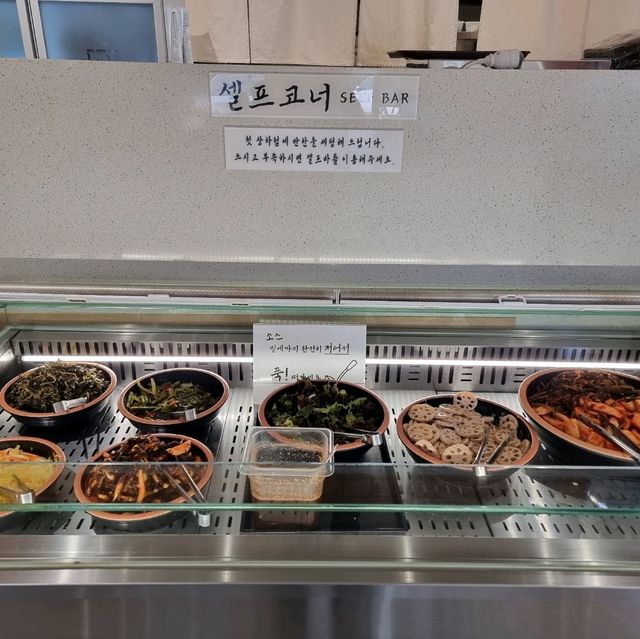 깔끔하고 모던한 식당에서 화덕에 구운 생선구이를