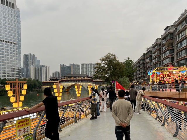 สะพานโบราณกว่า 300 ปี ที่มีช็อปปิ้งสตรีทอยู่ด้านบน