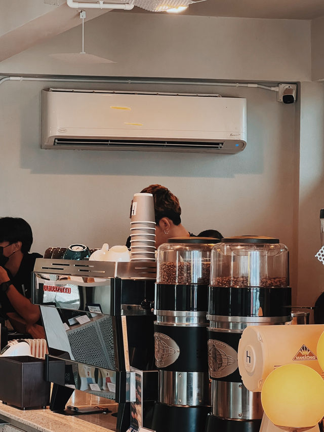✨ Hidden Lab - คาเฟ่ริมทะเลที่ซ่อนตัวอยู่ในบางแสน