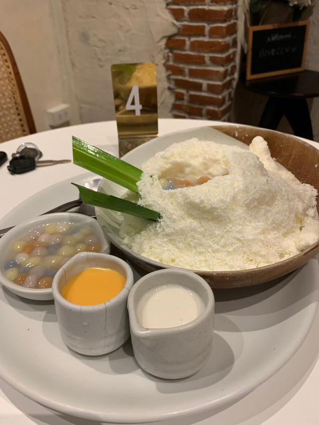 คาเฟ่ของหวานสไตล์ไทยชีวิตชีวา 🍧