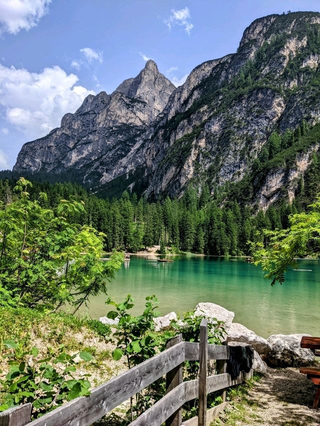 阿爾卑斯山的珍珠，東多洛米蒂的絕美景點：布萊埃斯湖 Lago di Braies