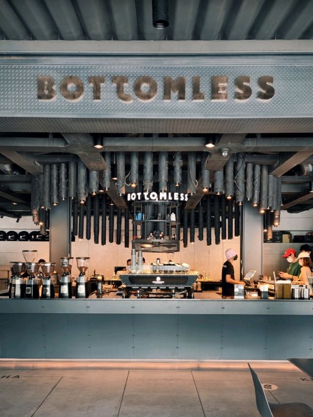 Bottomless Flagship Store คาเฟ่สนามบินน้ำ 