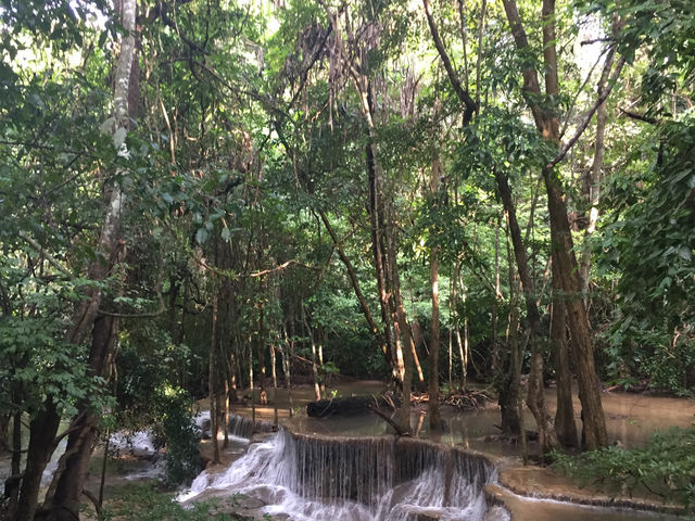 ชวนเที่ยวน้ำตกห้วยขมิ้น กาญจนบุรี 🦋🌿🌳