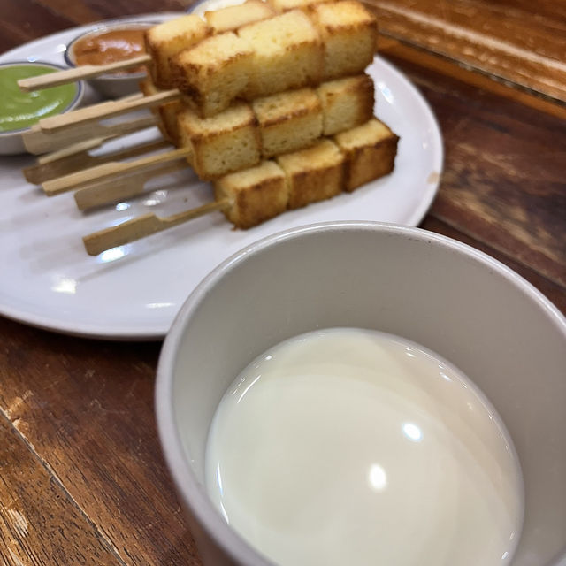 ถนนบรรทัดทอง🚶‍♀️🍴