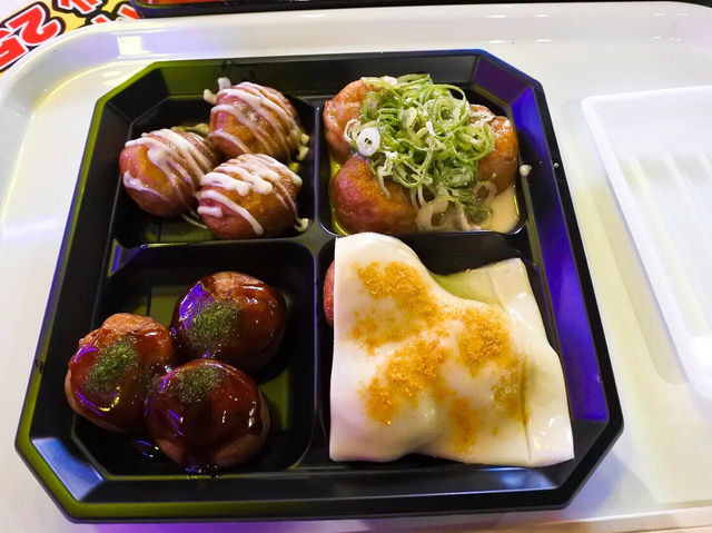 9つの味の食べ比べができるたこ焼き屋