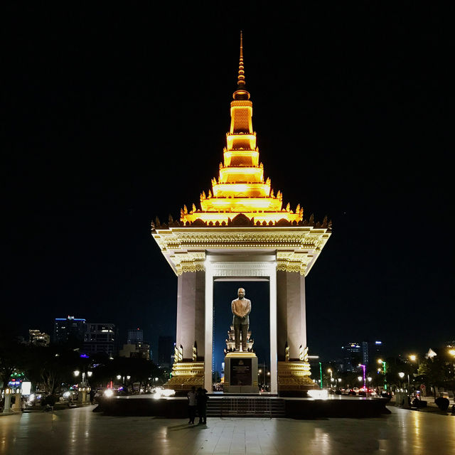 Phnom Penh by Night: A Royal Glow!