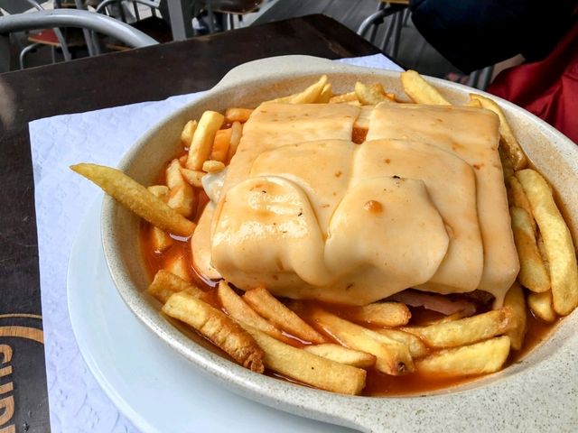 濕答答三明治，解鎖葡萄牙經典美食 Francesinha