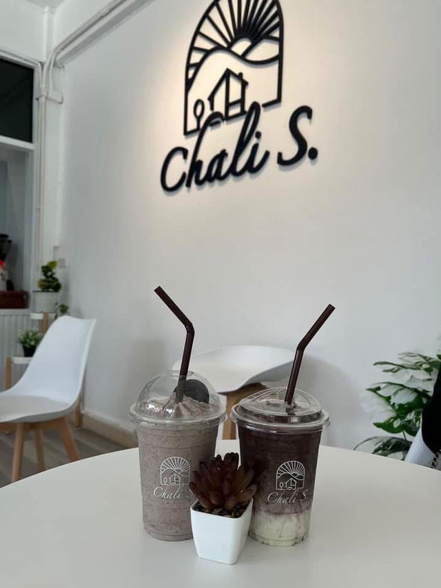 Chali S. - คาเฟ่สีขาว อ่าวลึก