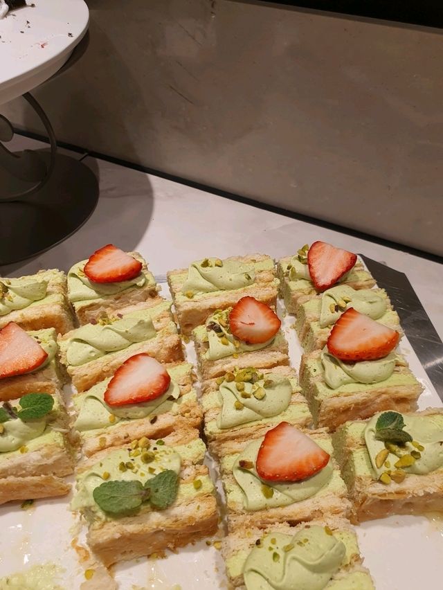 달콤한 딸기의 향연! 🍓✨ 애슐리에서 진행하는 딸기 뷔페