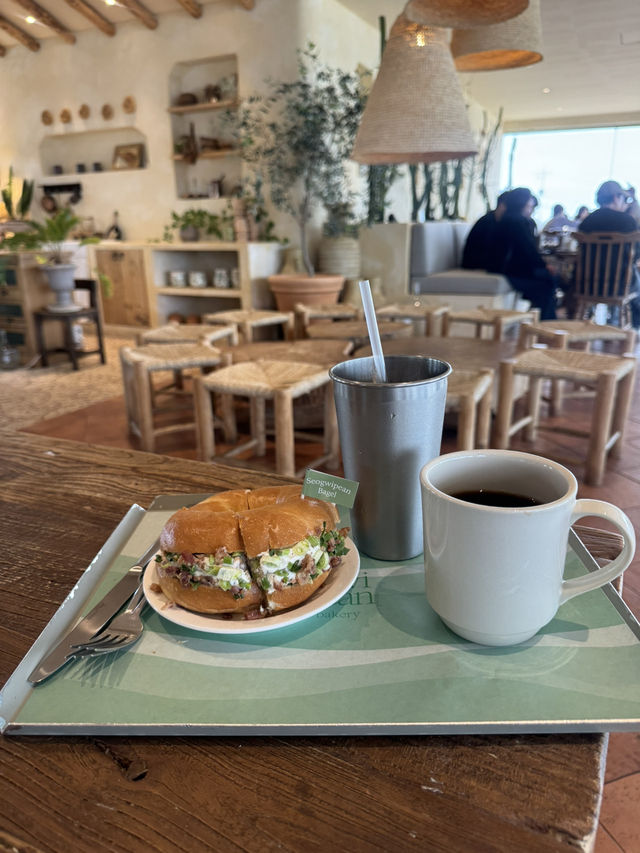 이국적인 분위기 맛스러운 빵이 가득한 이곳