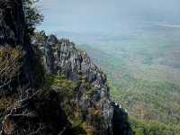 การเดินขึ้นวัดพระบาทปู่ผาแดง