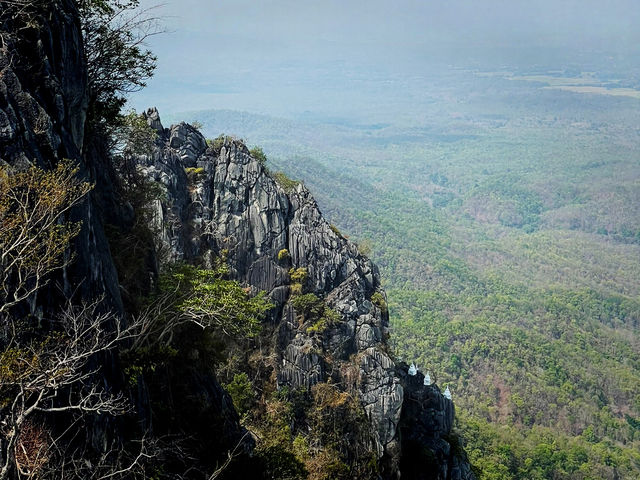 การเดินขึ้นวัดพระบาทปู่ผาแดง