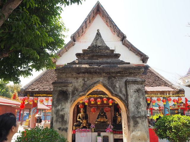 ตลาดร่มหุบแม่กลอง ไหว้พระวัดเก่าแก่ 1 วัน