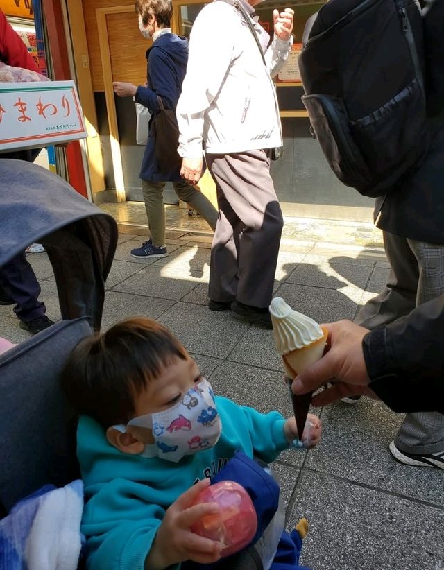 帶著小孩到淺草寺參拜祈福